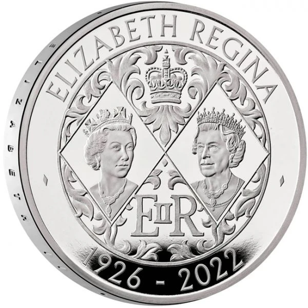 Stříbrná mince královny Alžběty II. v hodnotě 5 liber